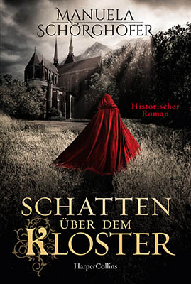 Frau in rotem Umhang mit Kapuze geht durch hohes Gras auf ein Kloster zu, schneebedeckte Berge im Hintergrund.«