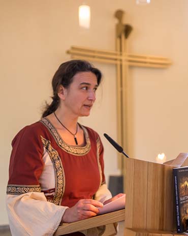 Ungewöhnlicher Ort für eine Lesung - die Kanzel der evangelischen Kirche in Neunkirchen.